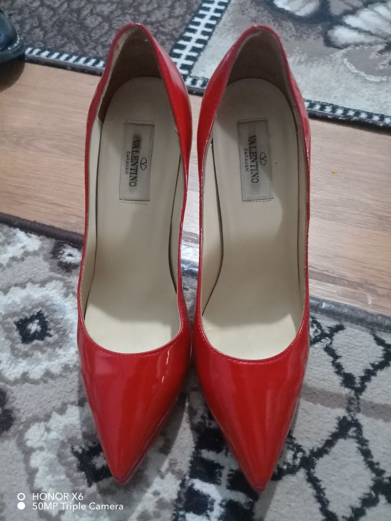 Lakiroviniy  qizil tufli valentino made in italy sotiladi