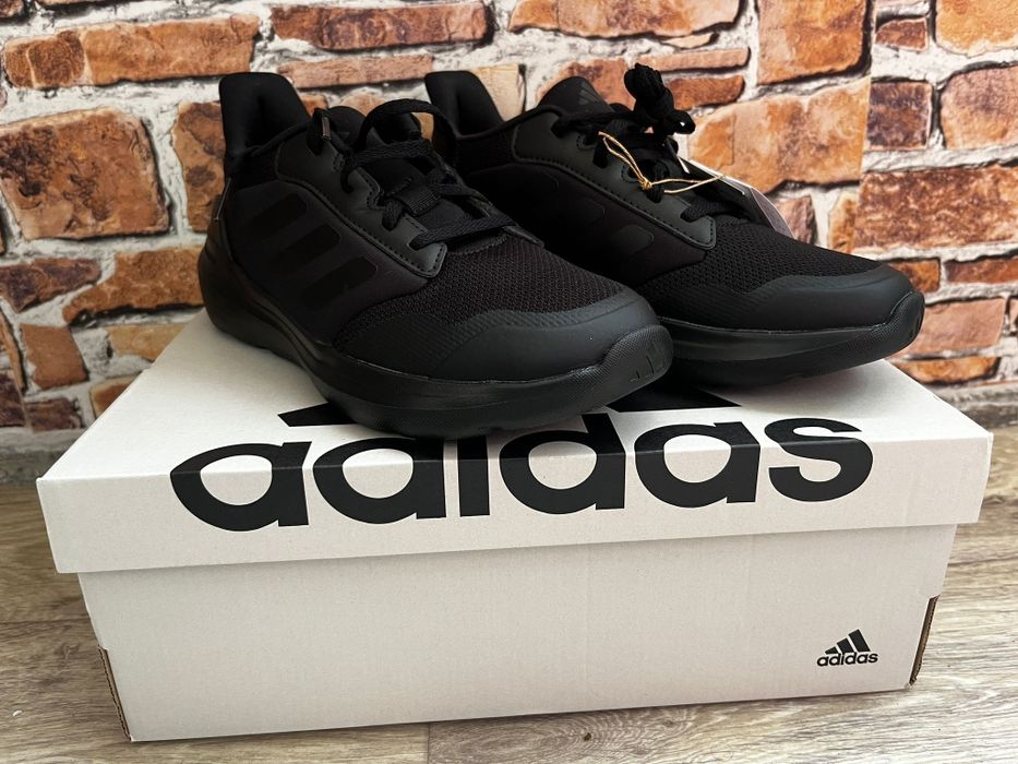 Adidași unisex cu eticheta