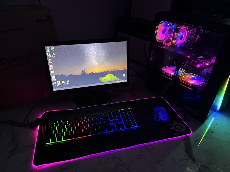 Геймърска Конфигурация с монитор мишка и клавиатура