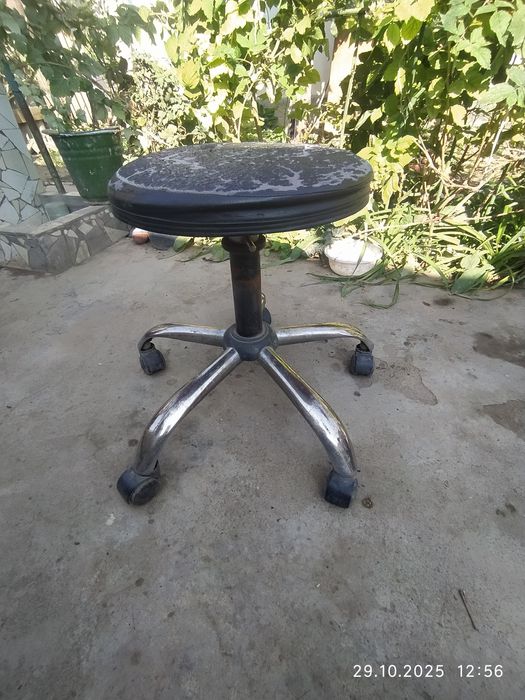 Продам стул на колёсиках. Медицинский,лабораторный.