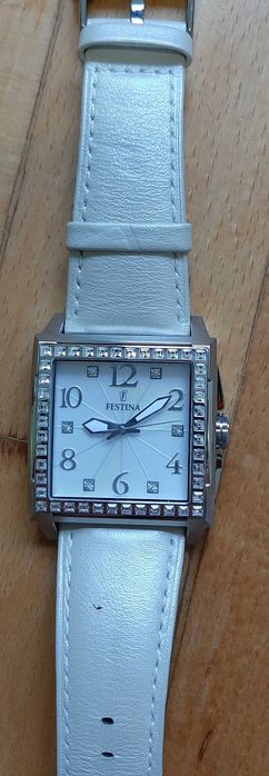 Продавам,нов часовник(не носен)