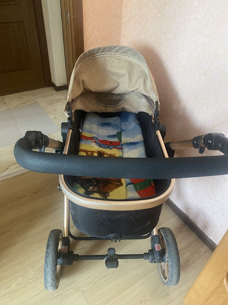 Прогулочная коляска для новорожденных , сидячая , и лежачая в одном.