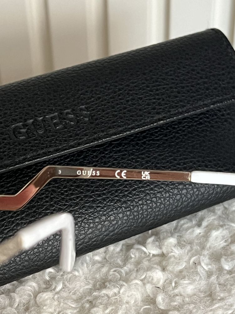 Слънчеви очила на Guess с кутия