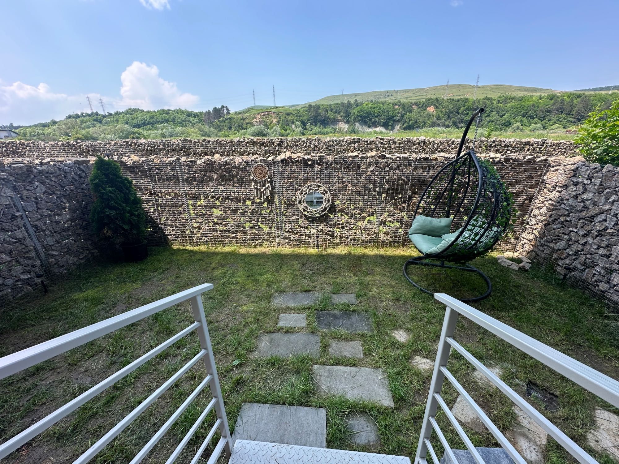 Închiriez apartament cu grădină