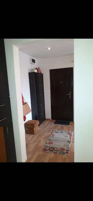 Inchiriez apartament 2 decomandat .