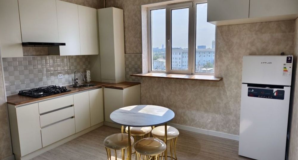 Бий Сайрам  1/4/5  33м²  кирпичный дом.