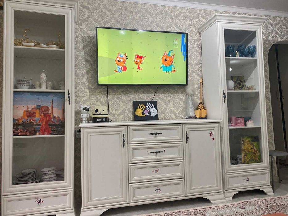 Продаю белый шкаф-витрины и комод Кентаки