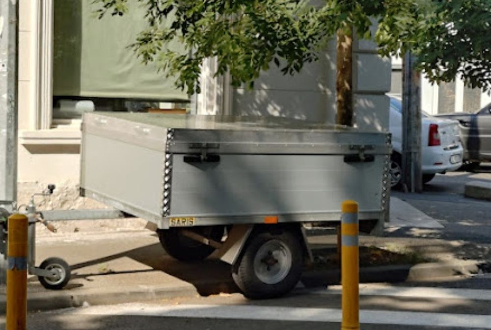 Remorca Saris Royal cu capac, 100% din aluminiu, 500 kg, lumini led.