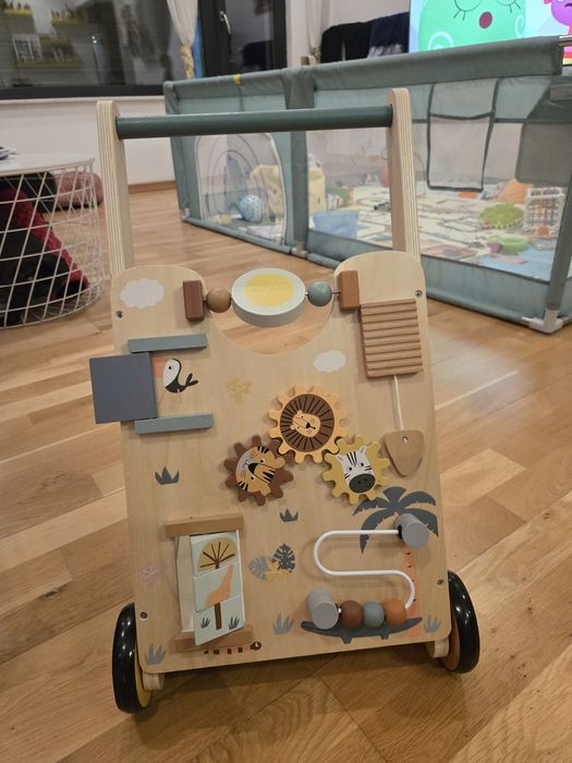 Дървен walker за прохождащо детенце