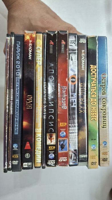 Компакт диски в чехлах.