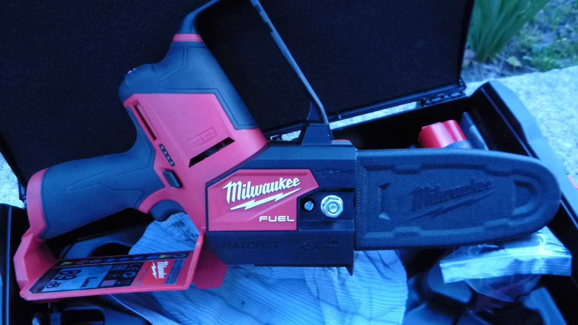 Трион верижен акумулаторен MILWAUKEE M12 FHS-602X