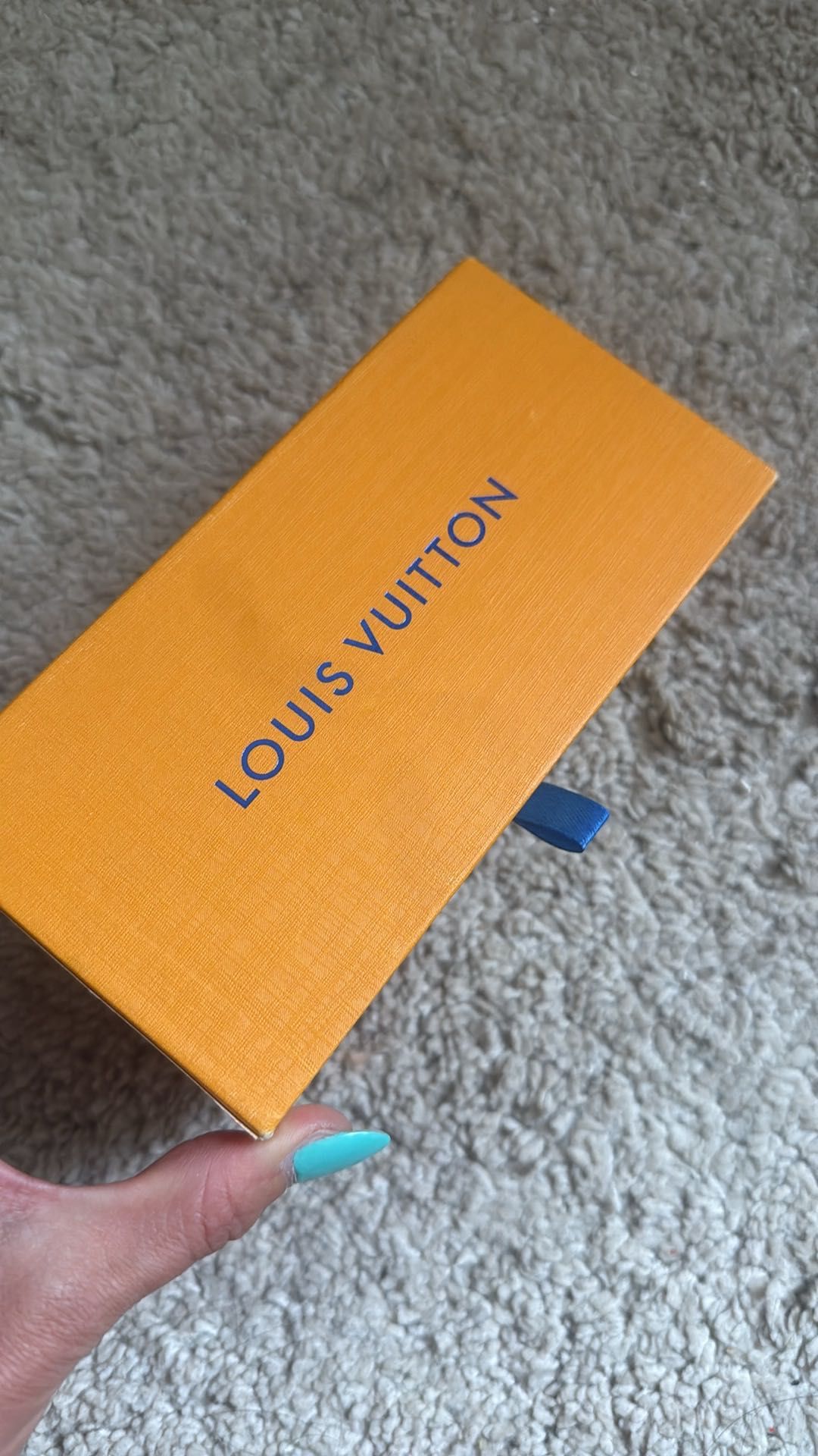 Louis Vuitton очила с кутия