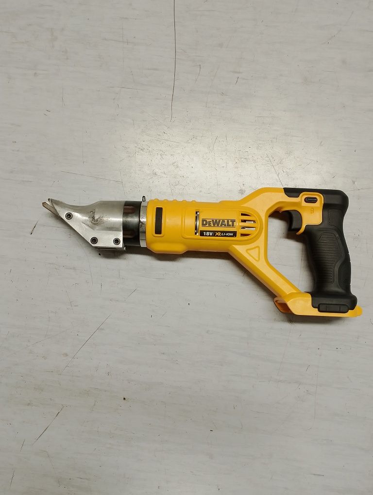 Акумулаторна машина за рязане на ламарина DeWalt 18волта