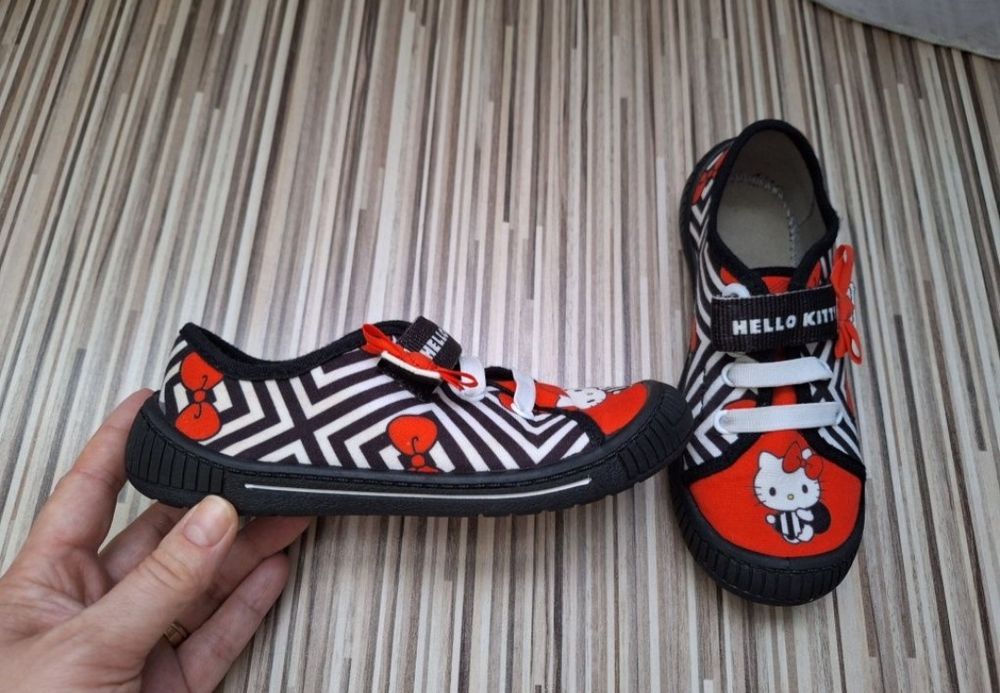 Papucei Hello Kitty mărime 30 ca noi.