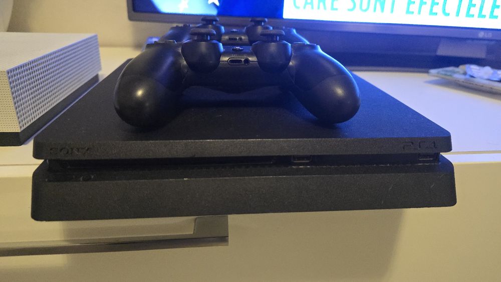 PlayStation 4 +doua manete