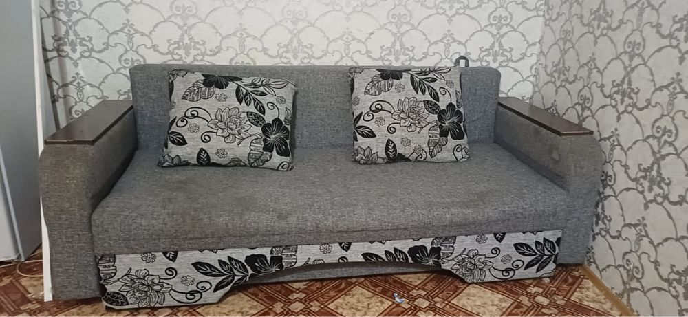 диван,стол,холодильник