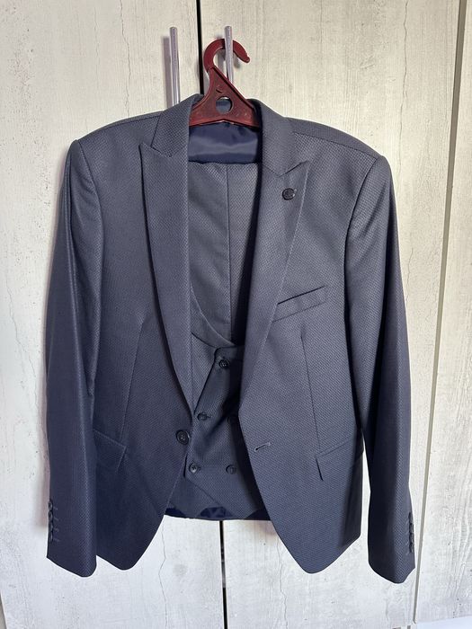 Костюм тройка серого цвета. 44-46 размер