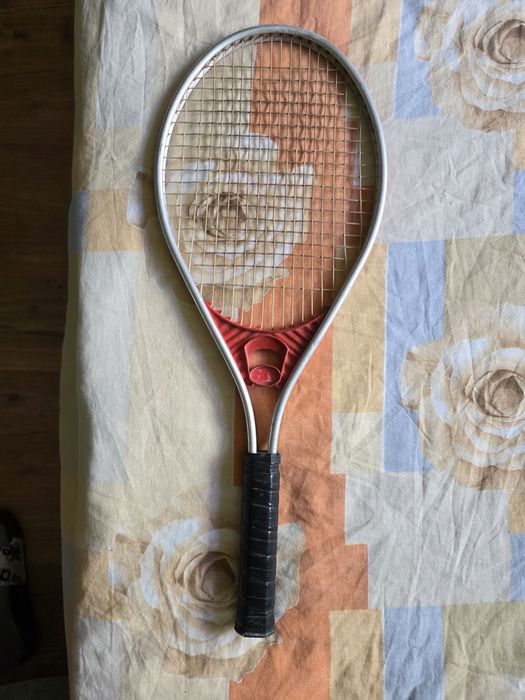 ракета за тенис на корт