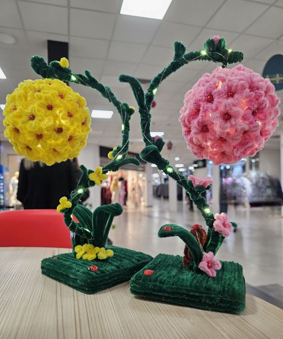 Lampa decorativă cu flori
Cu un aer de poveste si cu foarte multe flor