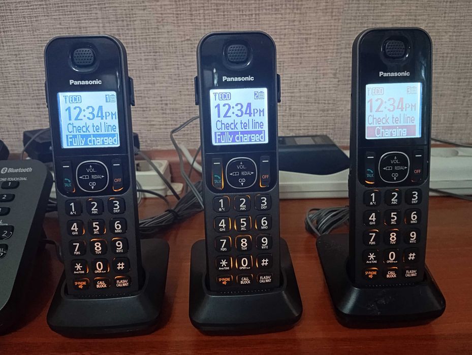 Продам радиотелефон PANASONIC четыре трубки на один телефонный номер.