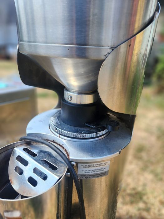 Rasnita cafea profesionala și masina de făcut frisca