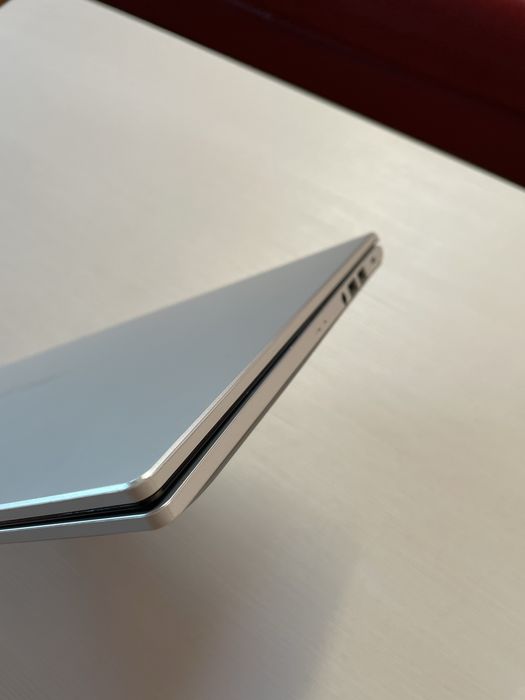 Asus Vivobook 15"7 Full HD , i3 , 8Gb DDR , 512 SSD