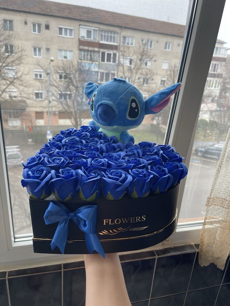 Cutie stich și trandafiri