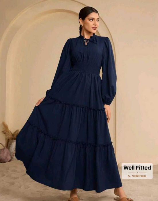 Рокля с дълъг ръкав в тъмно синьо