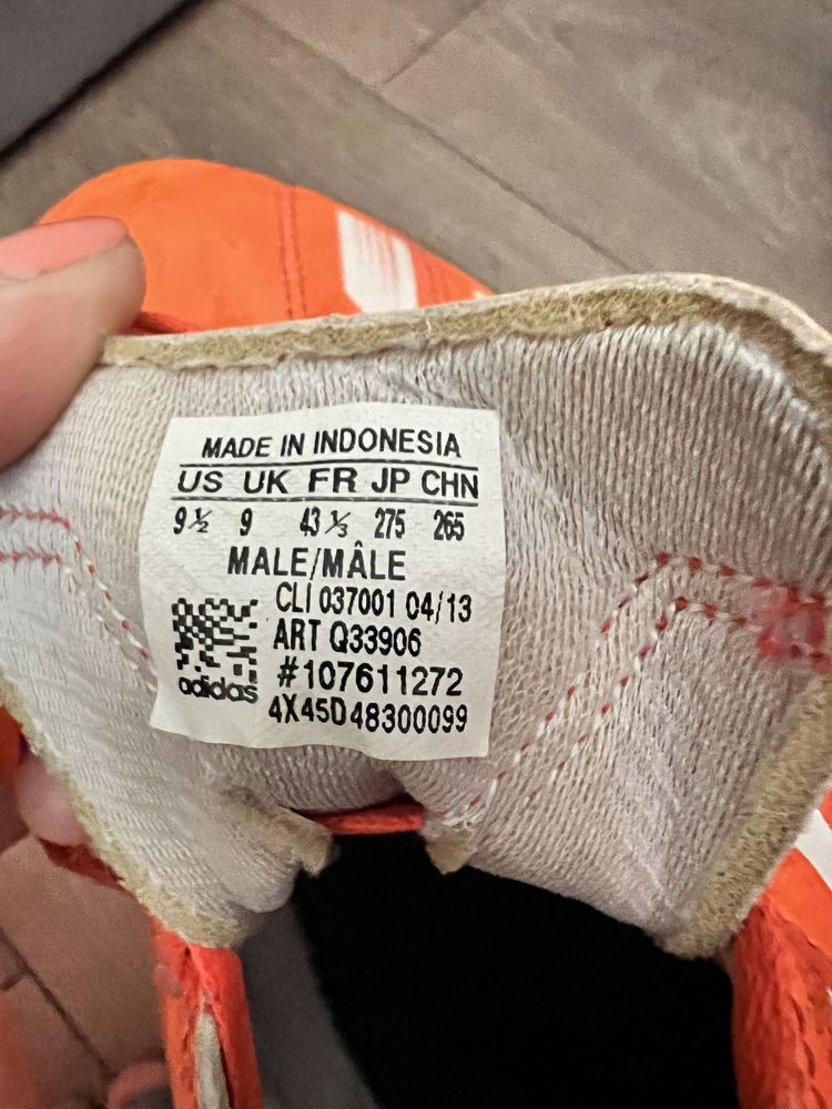 Adidas маратонки за зала