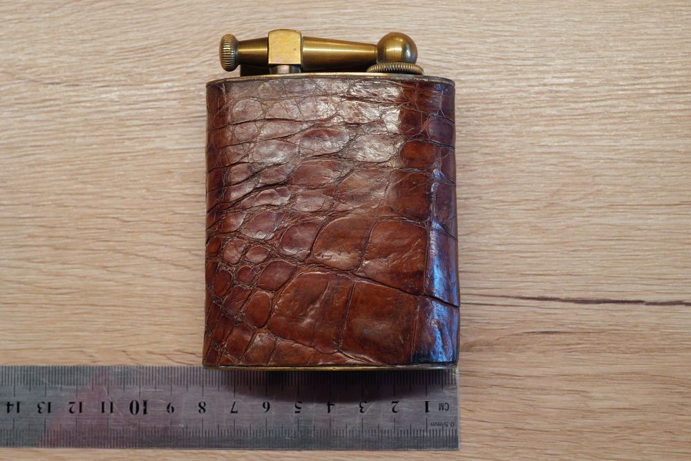 Brichete de colectie Thorens si bricheta de masa
1930 Alama piele