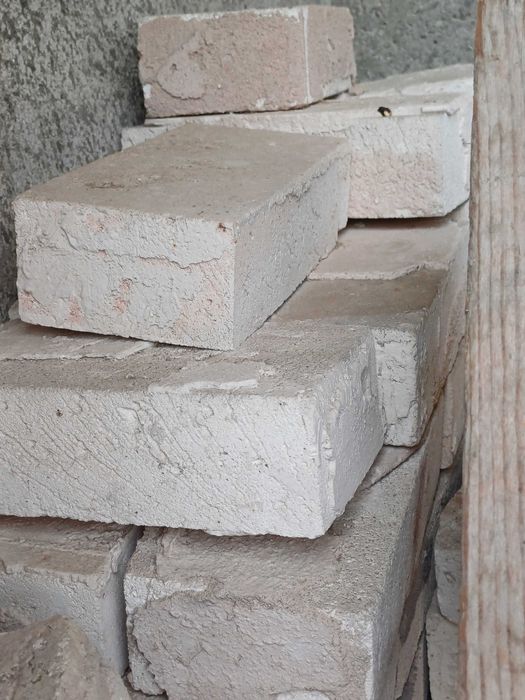 Огнеупорни топлоизолационни тухли + плътни тухли единички