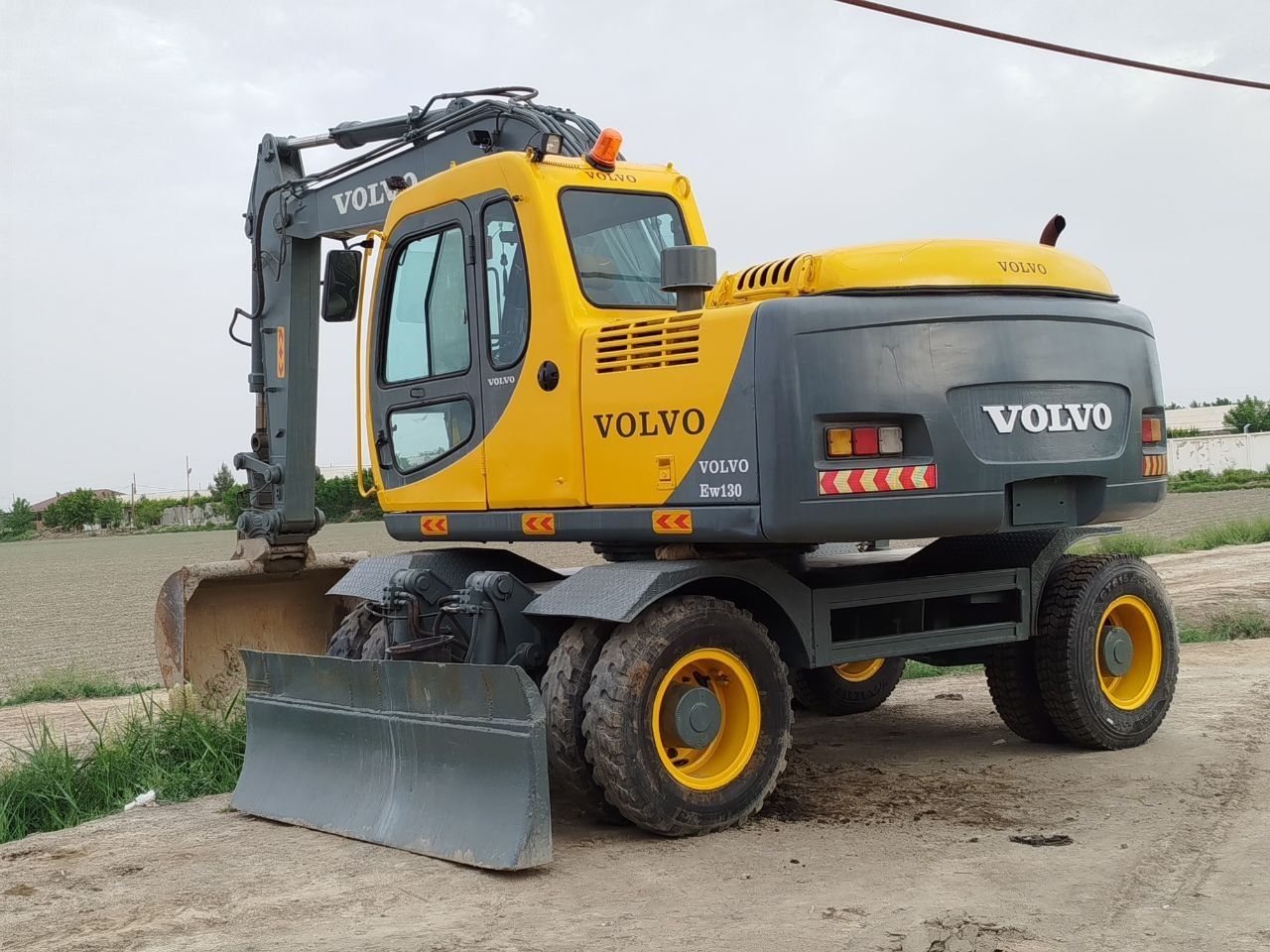 Traktor sotiladi