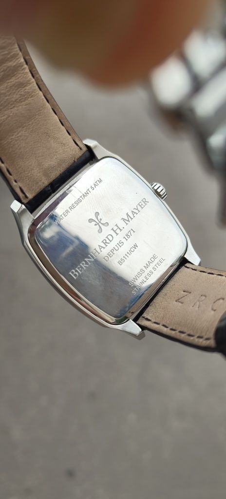 Швейцарские часы Bernhard H. Mayer с функцией GMT