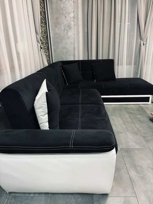 Диван отдолу има място и се разпъва и става по - голям