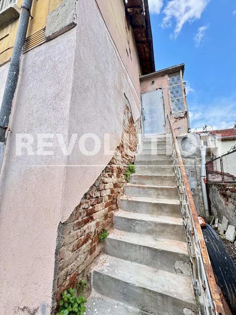 Продава се Етаж от къща в Пловдив, Център - 158 кв.м за 2026 €/кв.м - Снимка #2