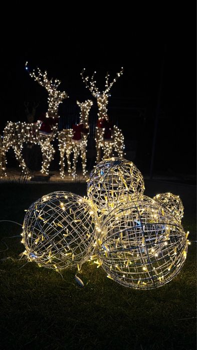 Новогодние фигуры, светящиеся шары, подарки