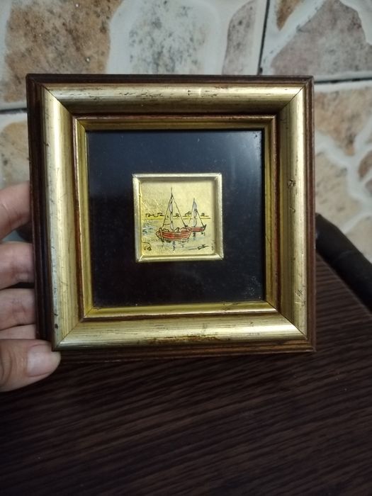 Obiecte de colecție cu foite de aur și pistol din bronz