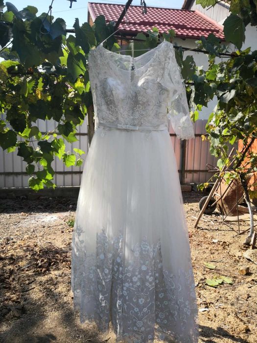 Vand rochii pentru evenimente