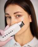 Cosmeticiană cu grijă reală pentru pielea ta