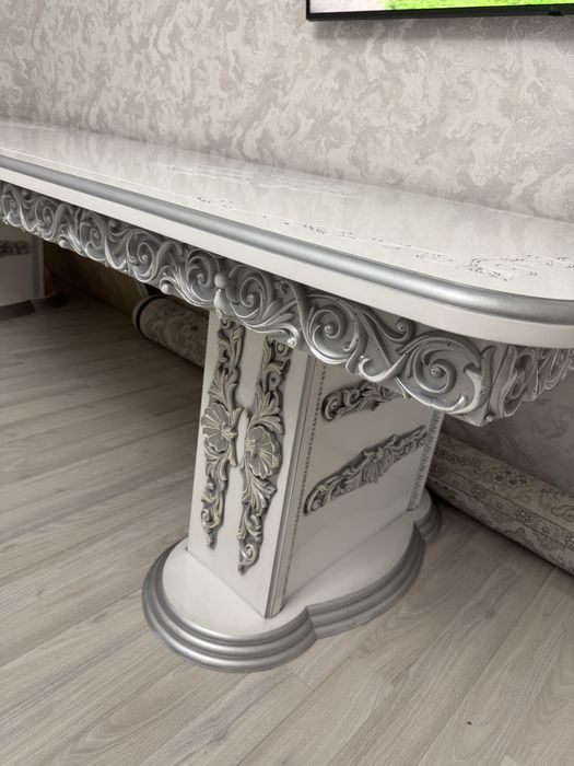 Гостинный стол и стулья