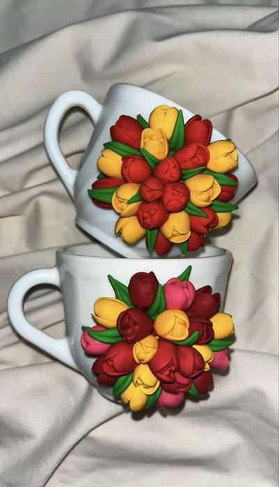 Cescute decorate cu lalele lucrate manual din lut polimeric