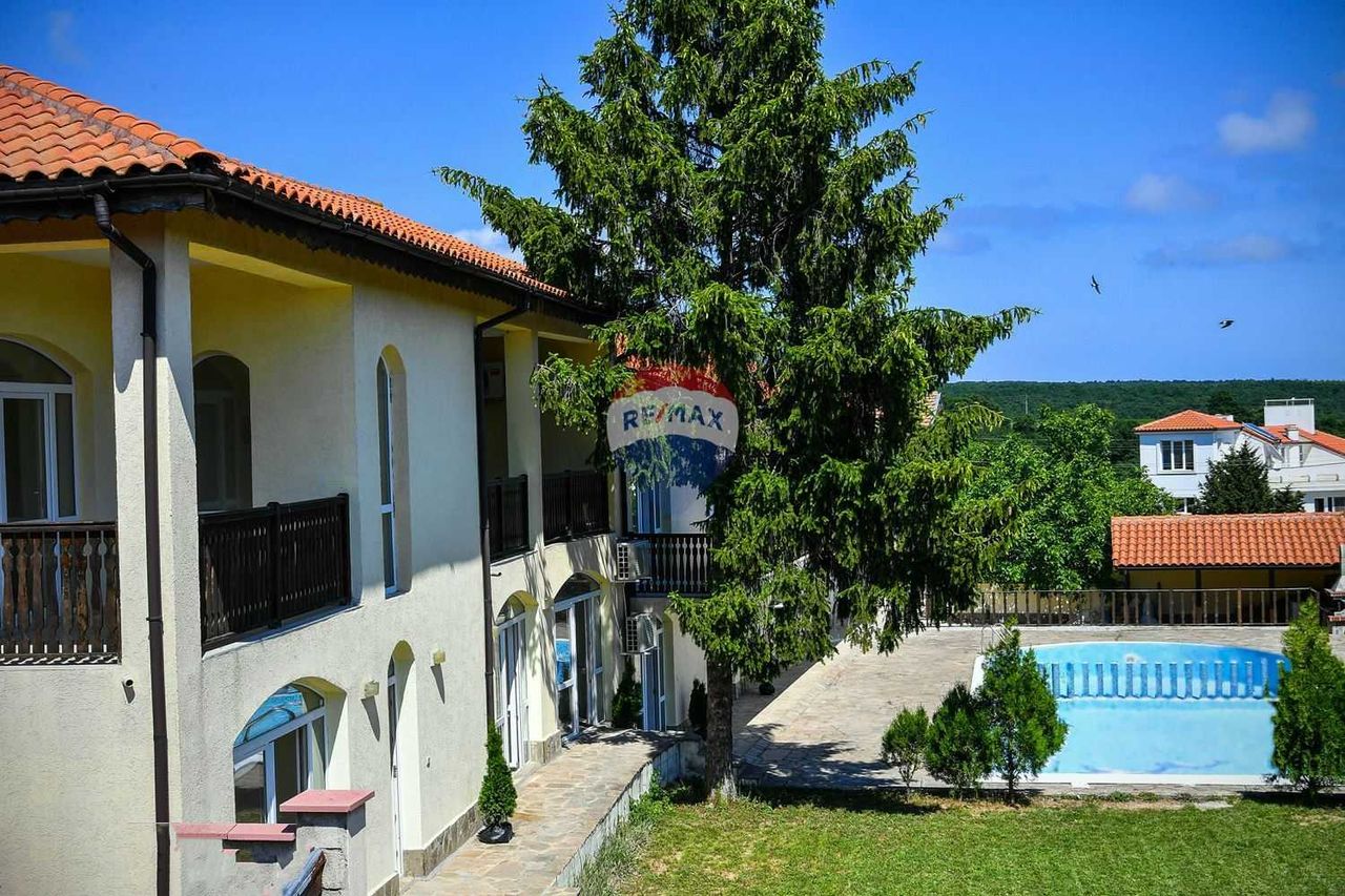 Продава се Къща в с. Близнаци, Област Варна - 605 кв.м за 703 €/кв.м - Снимка #2