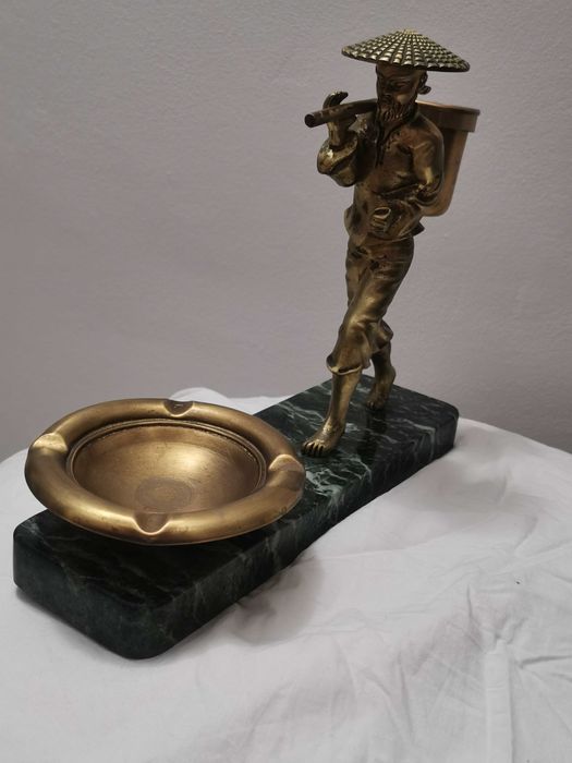 Statueta Barbat Asiatic din bronz cu baza din marmura