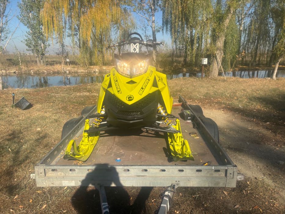 Snowmobil ski doo 800R summit