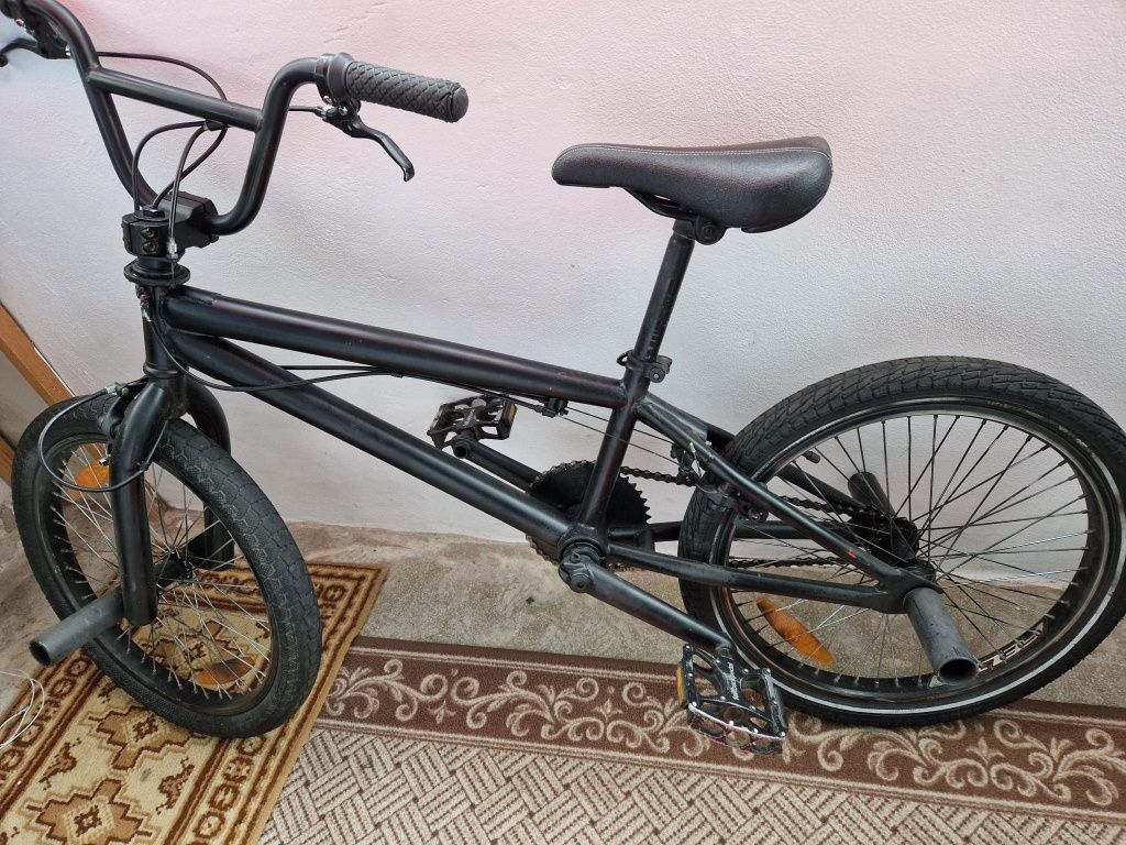 Vând Bmx aproape nou