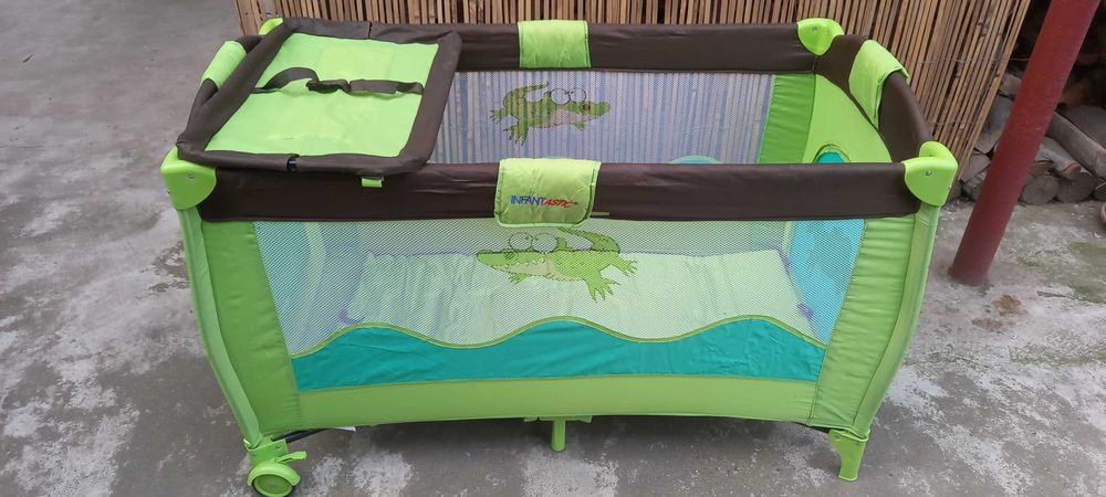 Vand pătuț copii.   Pliabil și ușor de transportat.