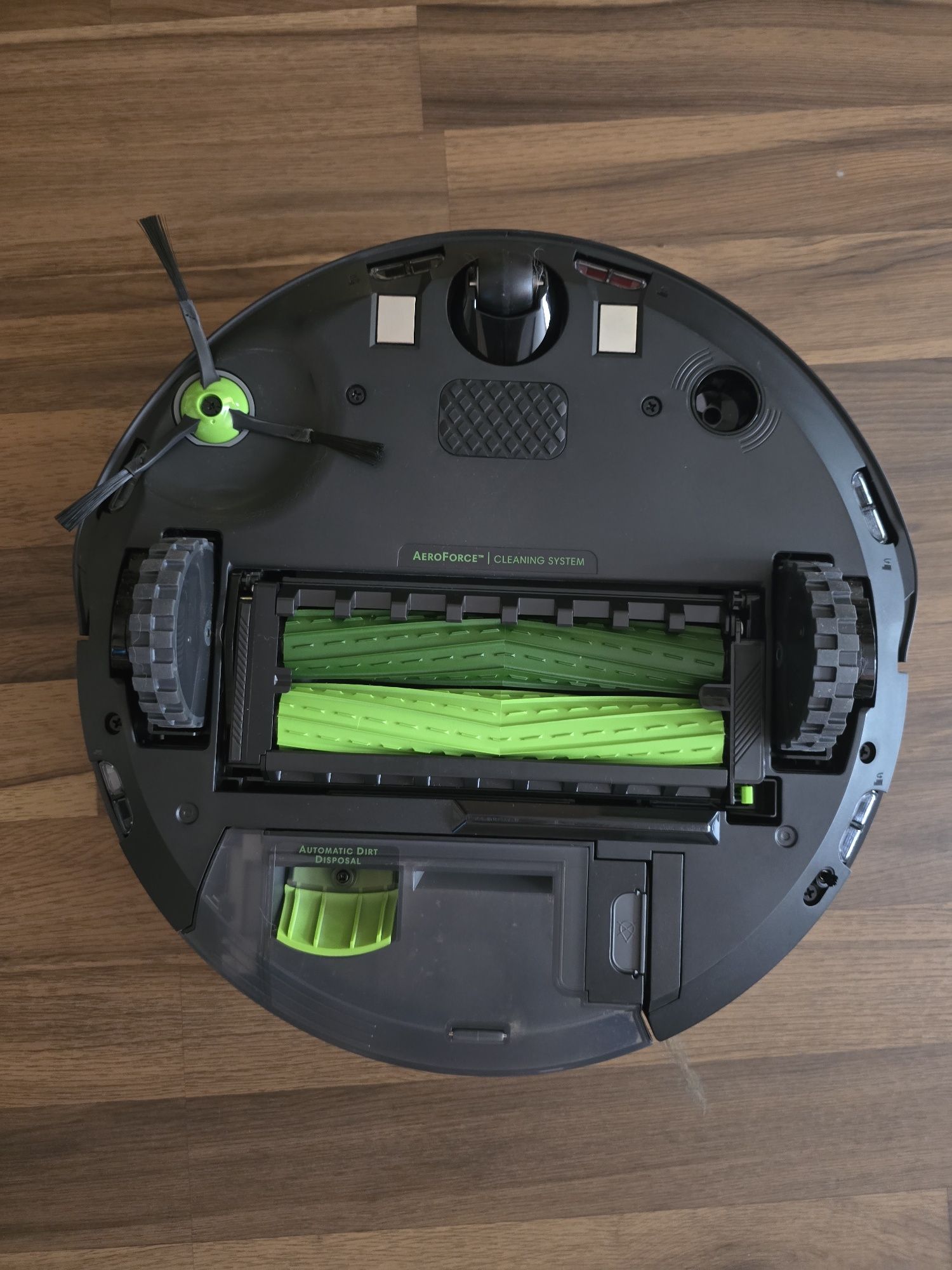 Продавам прахосмукачка робот IROBOT J7+