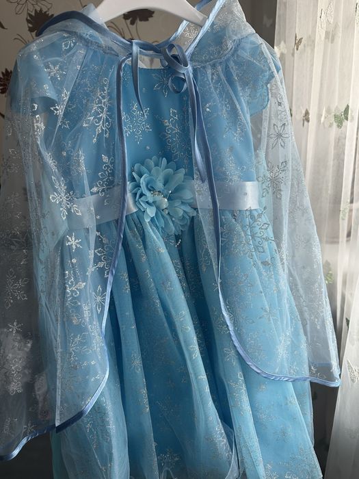 Продам костюм леди баг и платье пышное снежинка за 3тыс.