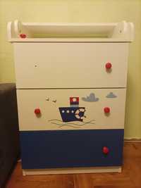 Бебешко шкафче с три чекмеджета и плот за повиване на бебета