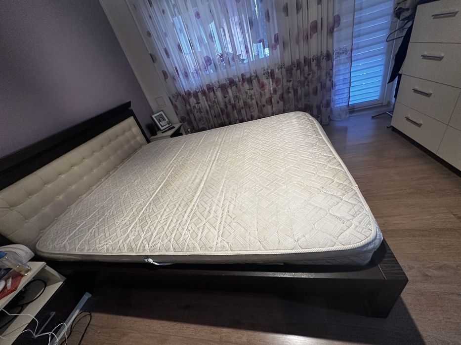 Pat matrimonial cu somiera si saltea